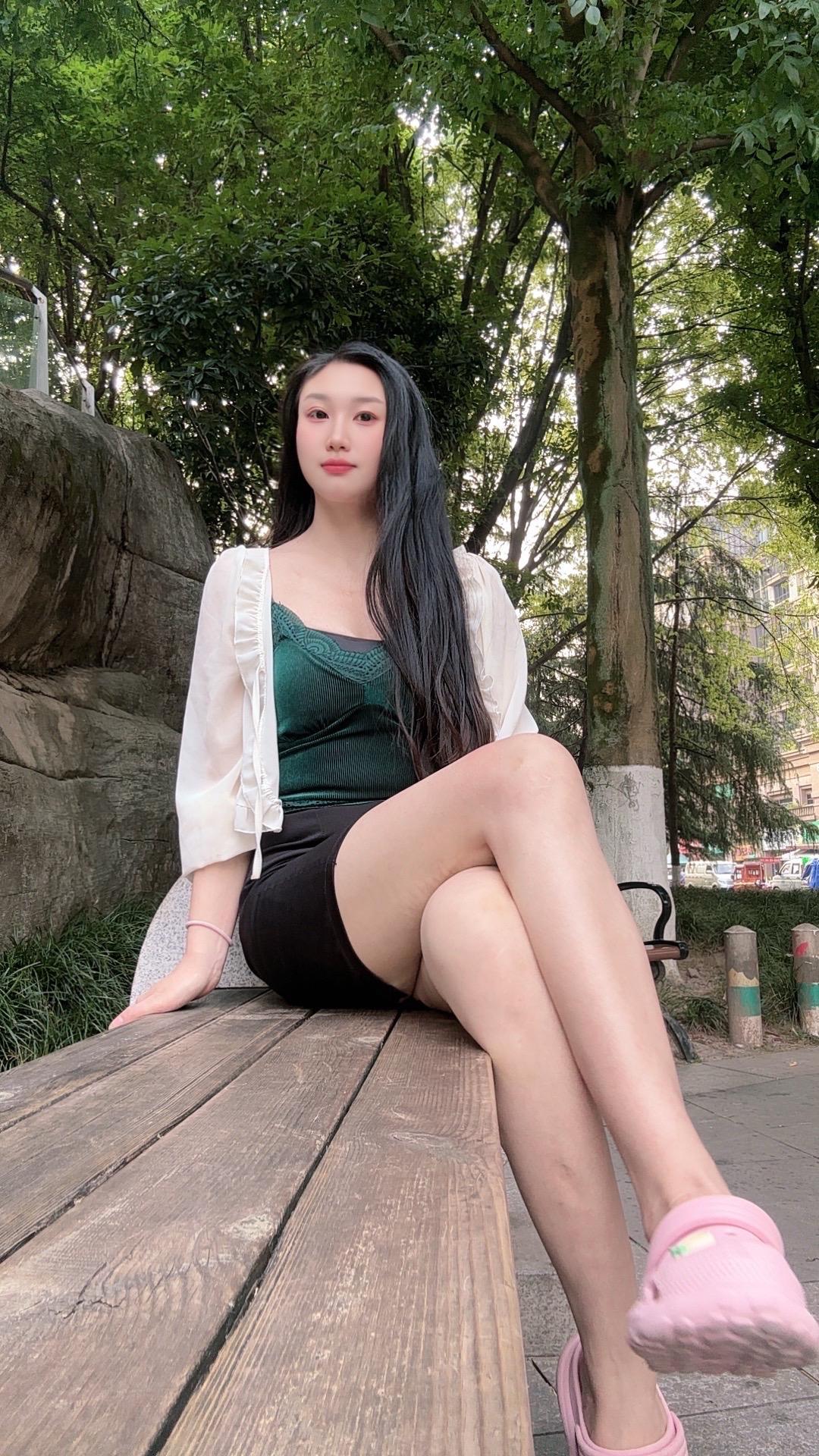 忘了他吧，碎花裙我会穿，饭和爱我都会做😆独立女性穿搭分享人间清醒御姐风