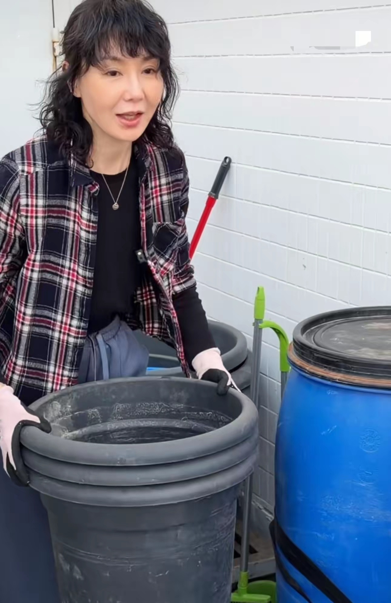 谁能想到影后张曼玉在香港豪宅露台当起了“城市农夫”，亲手挖芋头，搬重重的花盆！简