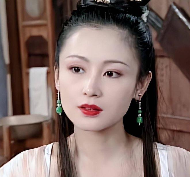 王允布局除掉董卓，百官欢悦除恶，貂蝉对王允悄声说：你杀错了奸贼，真正的祸首，就在