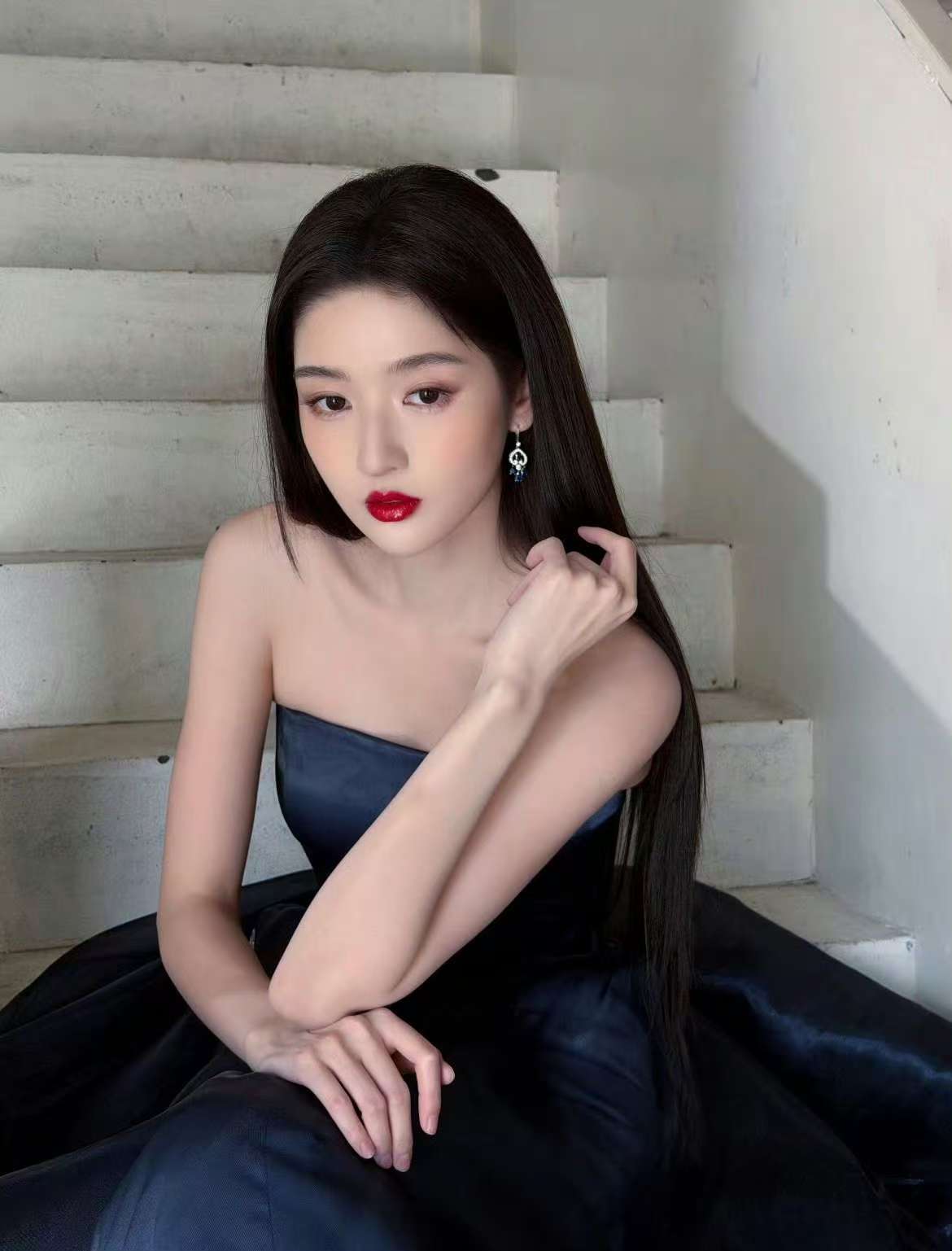 哇塞！王玉雯今日金鸡奖出发造型绝了，深蓝抹胸裙一穿，像美人鱼上岸，还获优秀学员，