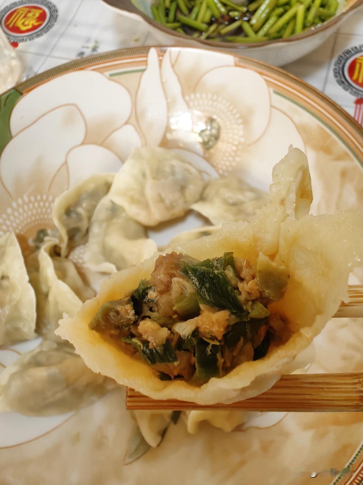 今天因为吃饺子和老公吵了一架了！早上他出门买了些新鲜水嫩的槐花，是村里人自己在