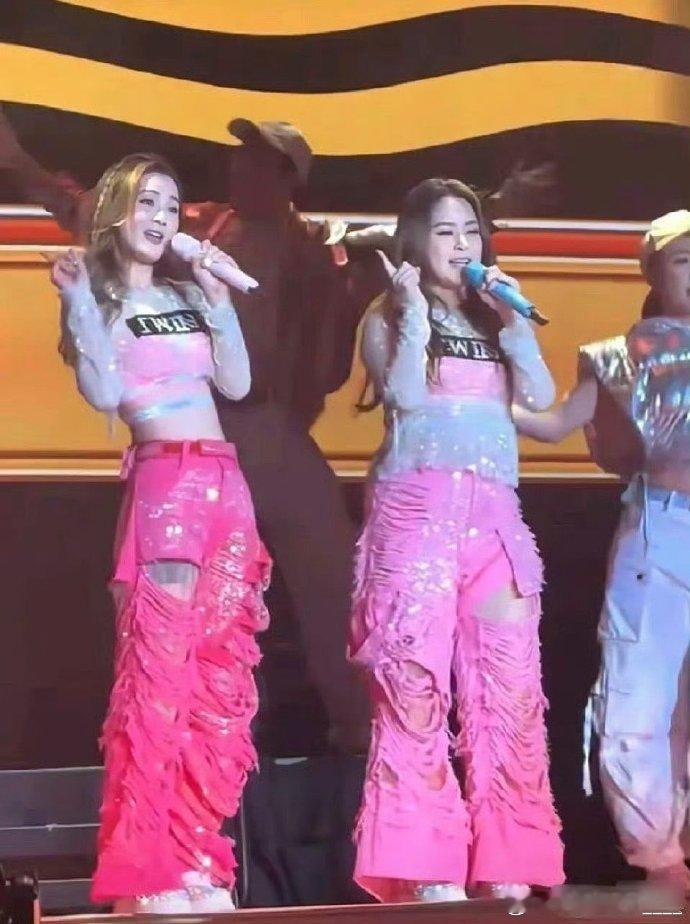 曾经的Twins，阿Sa阿娇惊艳时光。如今却成一肥一瘦组合，令人感慨岁月变迁，往