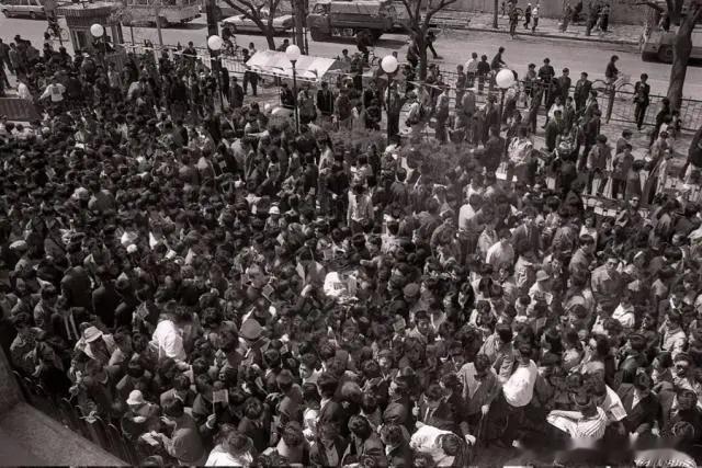 1992年4月23日，北京首家麦当劳快餐店落户王府井。图为门外排队等候品味洋快餐