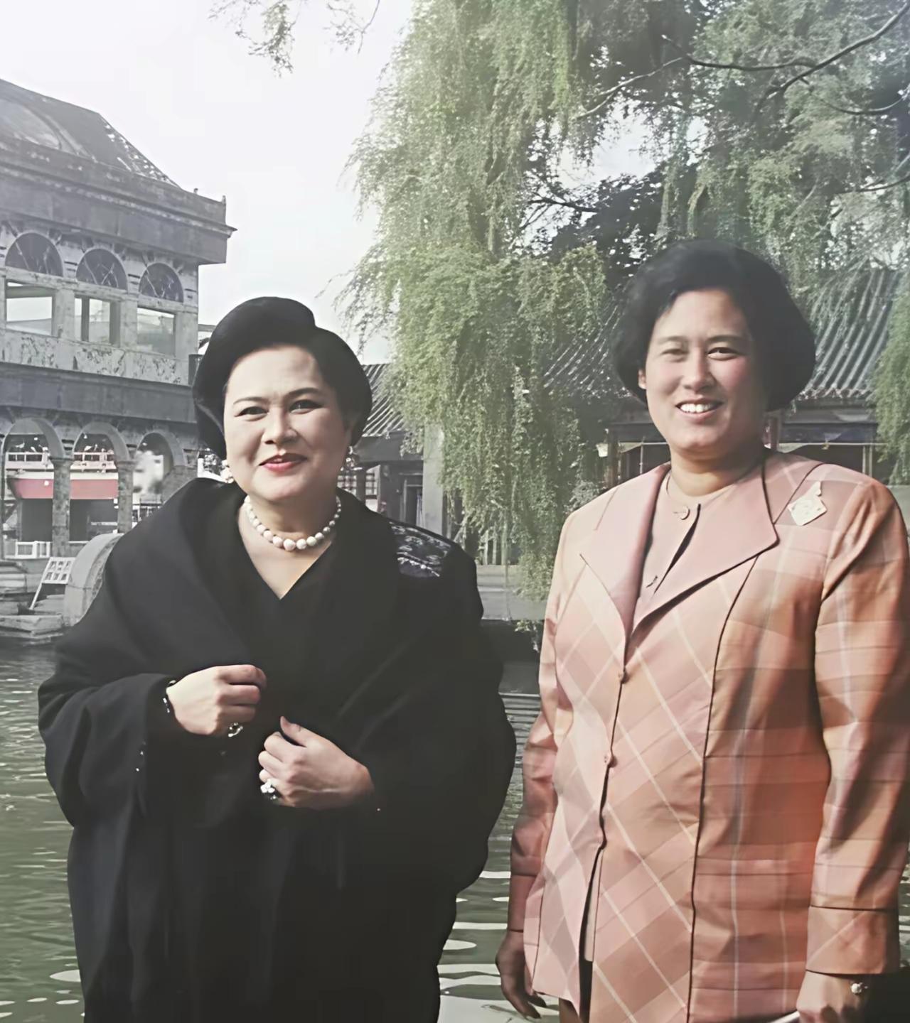 世人熟知的诗琳通公主，常年奔走于泰国乡野，衣着素简、步履不停，是王室中少有的躬身