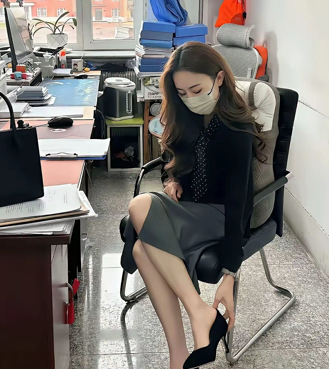 办公室的小王上班时间天天拍照发朋友圈或抖音，我作为办公室主任是不是应该制止她？