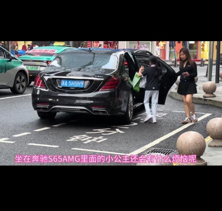 这个车接送孩子上下学，家庭条件应该非常好，车里的孩子应该没有生活压力了！