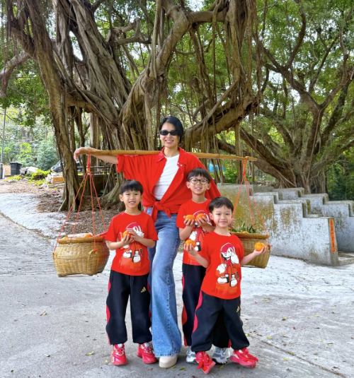 胡杏儿晒出的广版真的太正宗了特别是最前面这盘白切鸡，标准的粤菜，而且有鸡有鱼有