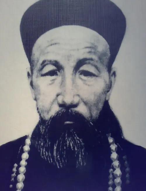 1833年，23岁的曾国藩复读第七次，以倒数第二的成绩考上一个普通本科。18
