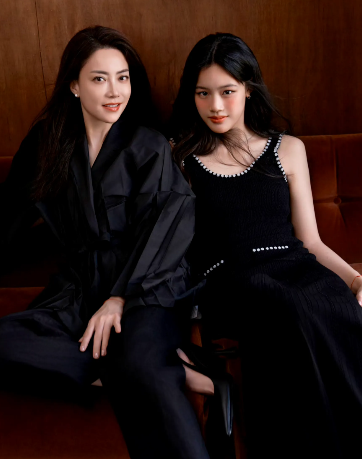 谢霆锋经纪人霍汶希首次公开女儿，没想到，女儿长相太有特色，自动澄清了以前的谣言。