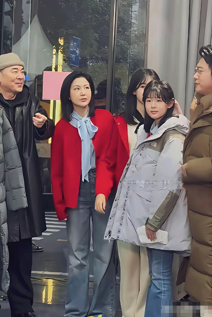 陈建斌看到陆毅的两个姑娘，满脸羡慕藏都藏不住，蒋勤勤也是两眼放光！​​​