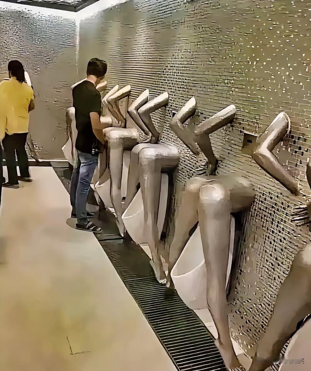 设施无限好，只能闲聊骚。在一个公共卫生间里，有一个建筑设计家突发奇想，他把自己