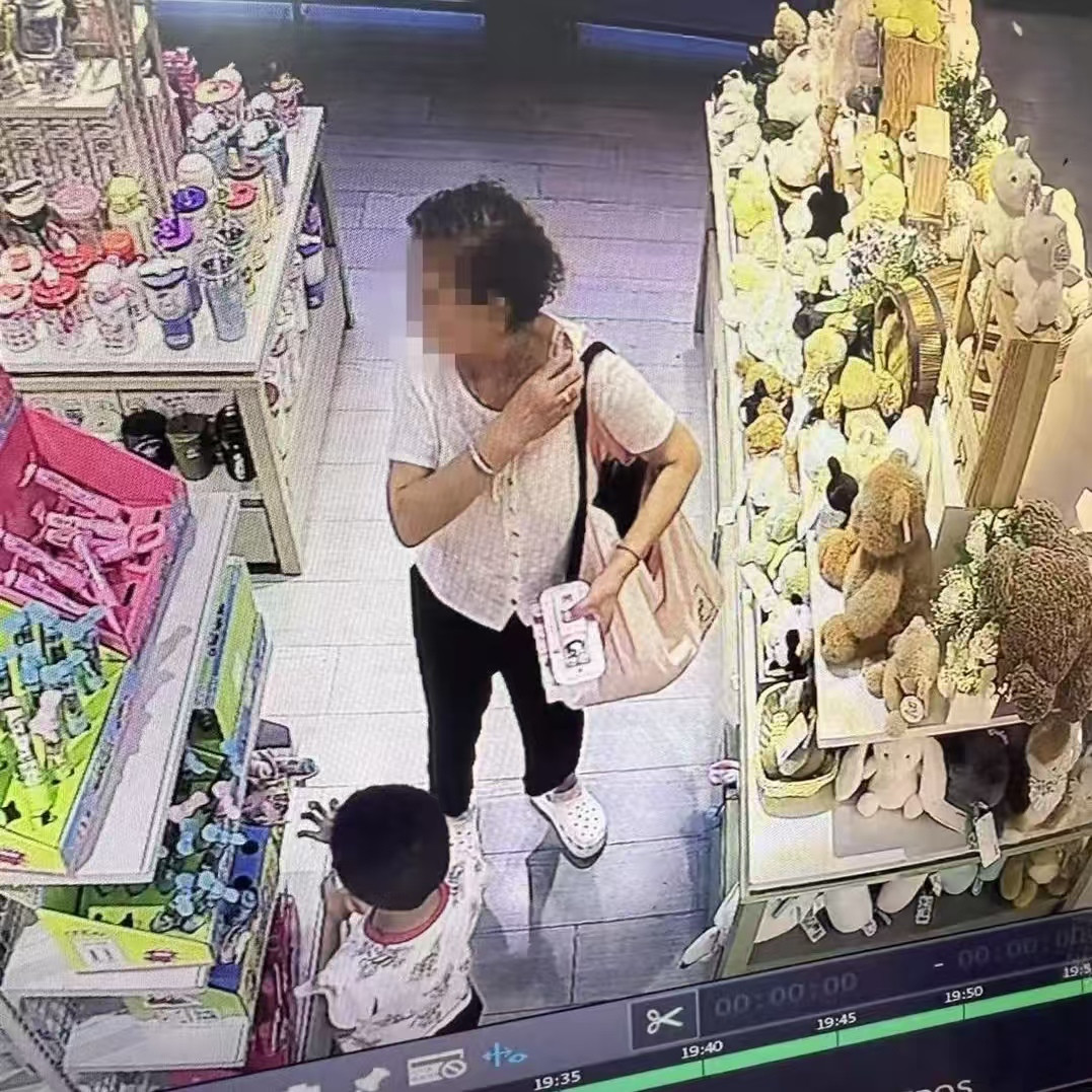 不是一家人不进一家门！湖北武汉，店员发现店里三名女子一人背着一两个大帆布袋，神色
