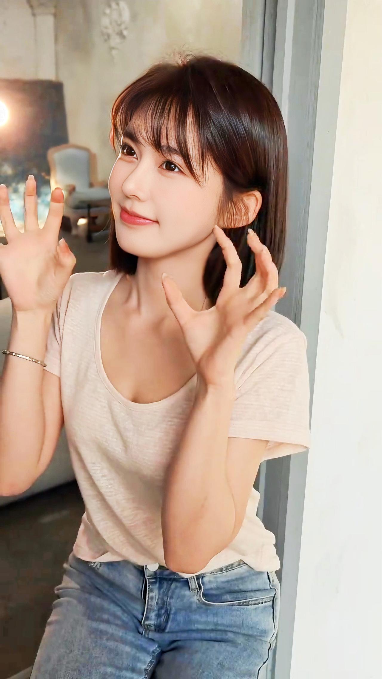 清纯甜美的白桃真的是太可爱了，她的一颦一笑都让人如沐春光🌞💕