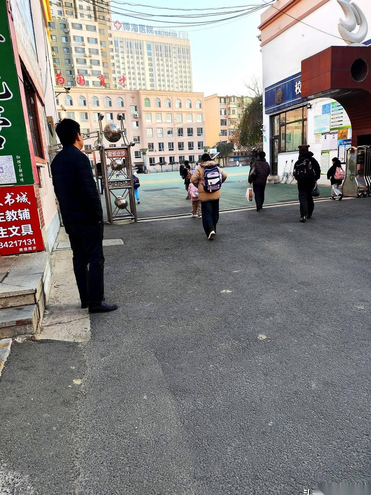 我跟你说，现在每天早上校门口最有意思的风景，不是那些背着大书包的孩子。是那些举