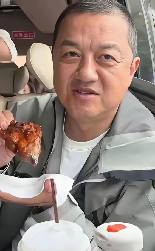 李亚鹏最新曝光的照片，他在啃大猪蹄，吃得津津有味。令人难过的是他看起来又老了很