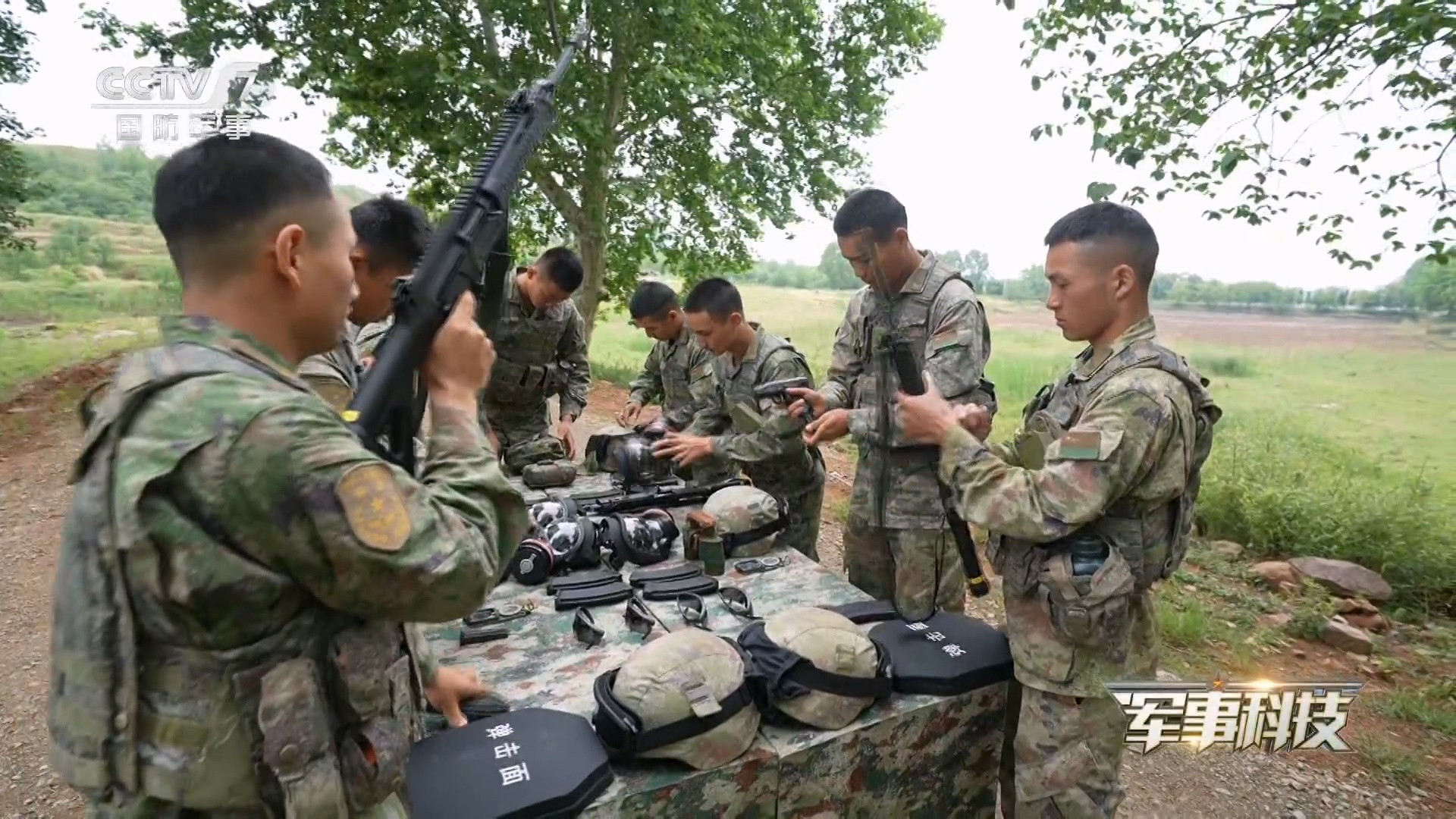 烽火问鼎计划每天认识一件兵器战士们在行动前检查装备，整理武器弹药，到时候防弹板