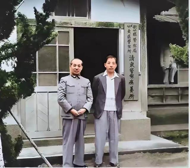 这是张学良和军统特务刘乙光在台湾新竹幽禁地的合影。刘乙光看管