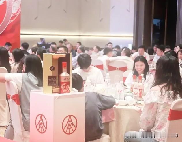 喜宴上居然还有打包带走白酒的。刚看到一网友发文，说她参加一同事喜宴，因为席上全