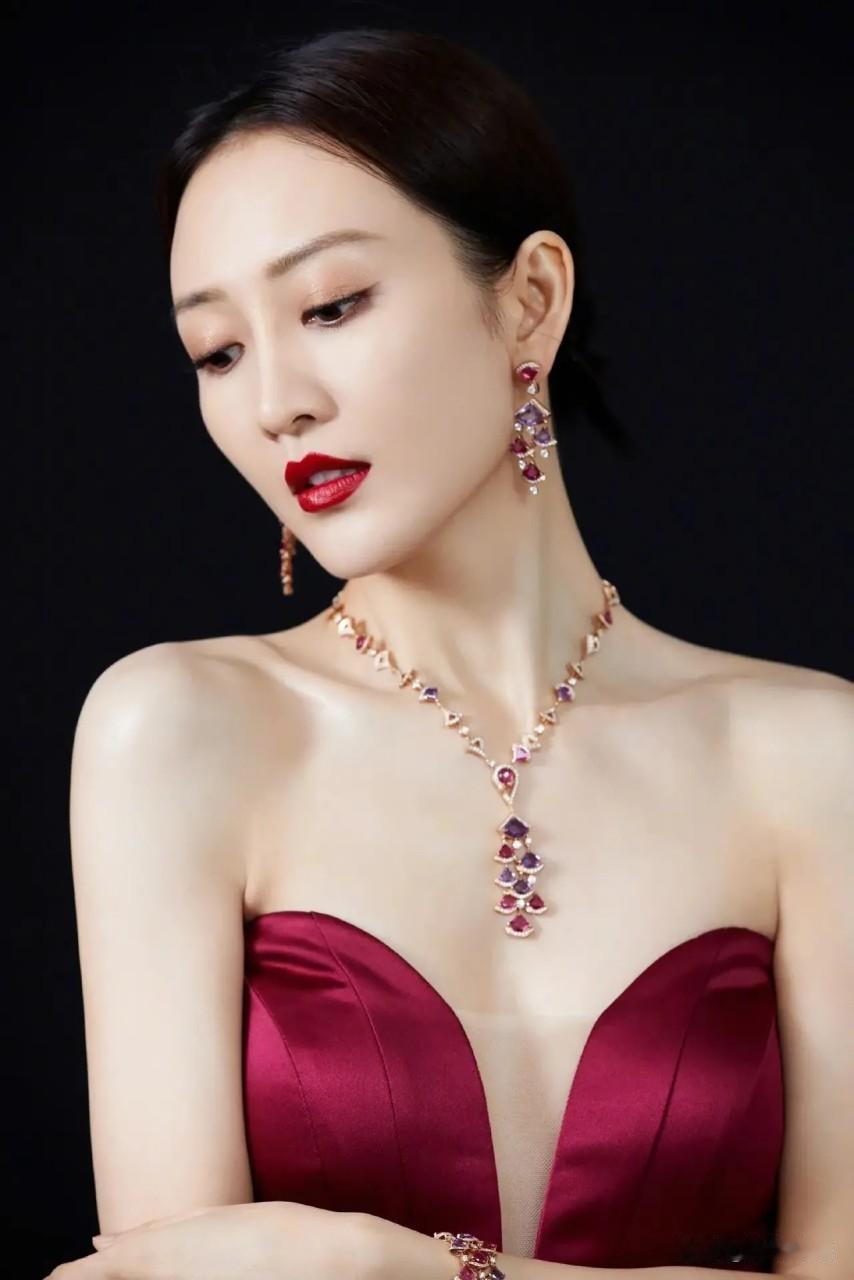 好家伙，8月31号王鸥官宣单亲妈妈。这孩子让大伙扒得够呛。小姑娘皮肤白得透亮，