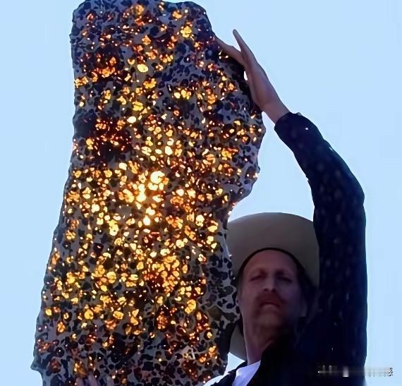 这块陨石是在新疆发现的，重量达到一吨多一点，2000年被一个牧民发现后，被其偷偷