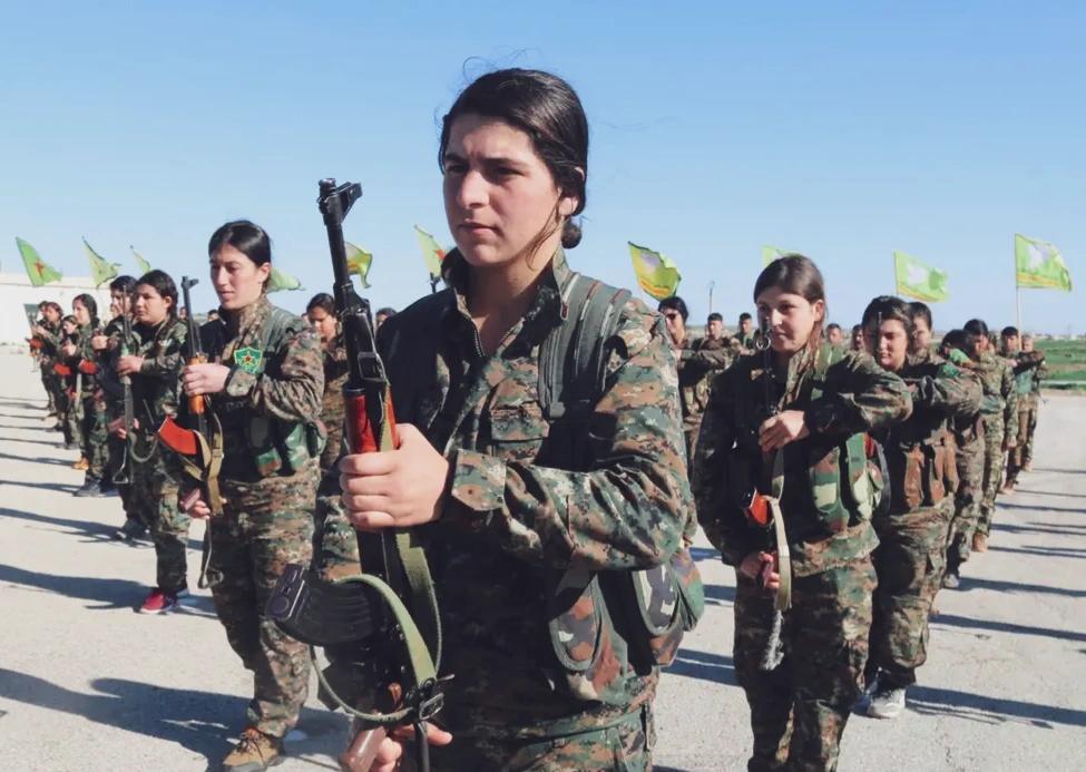 朱拉尼武装大开杀戒，大批库尔德女兵遭虐杀，美国却装作看不见！据半岛电视台、美