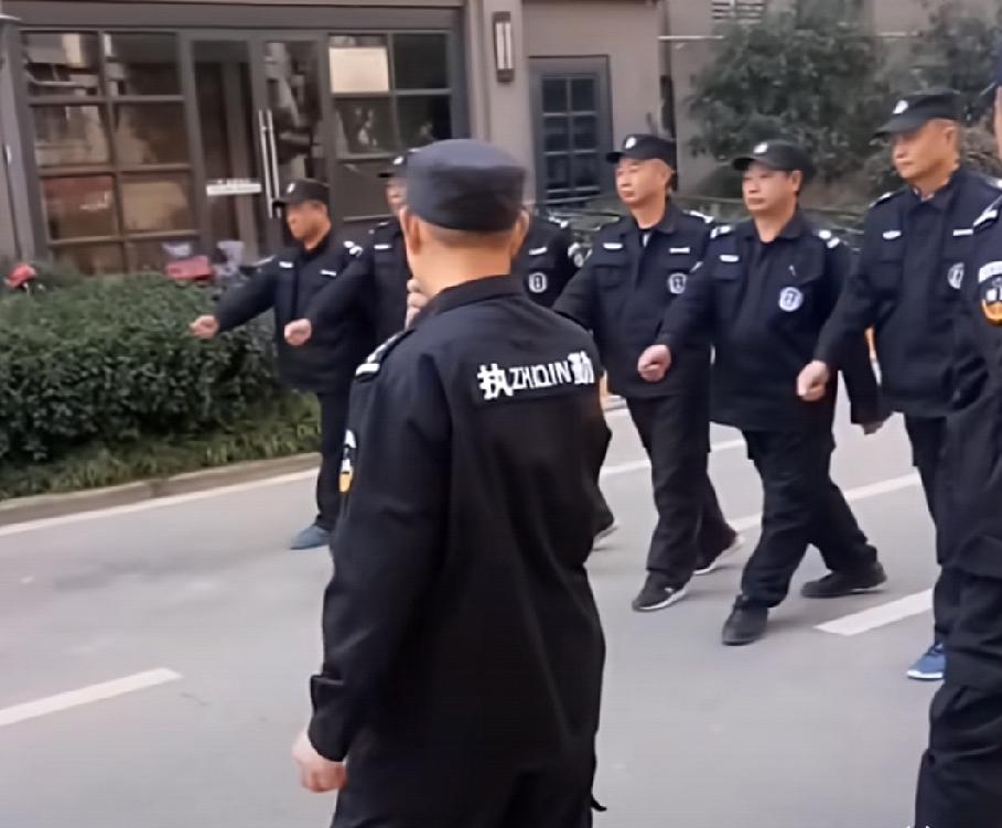 经理昨晚开会，突然提出要求说，这个月所有保安下班之后，要统一集中训练，美其名曰：
