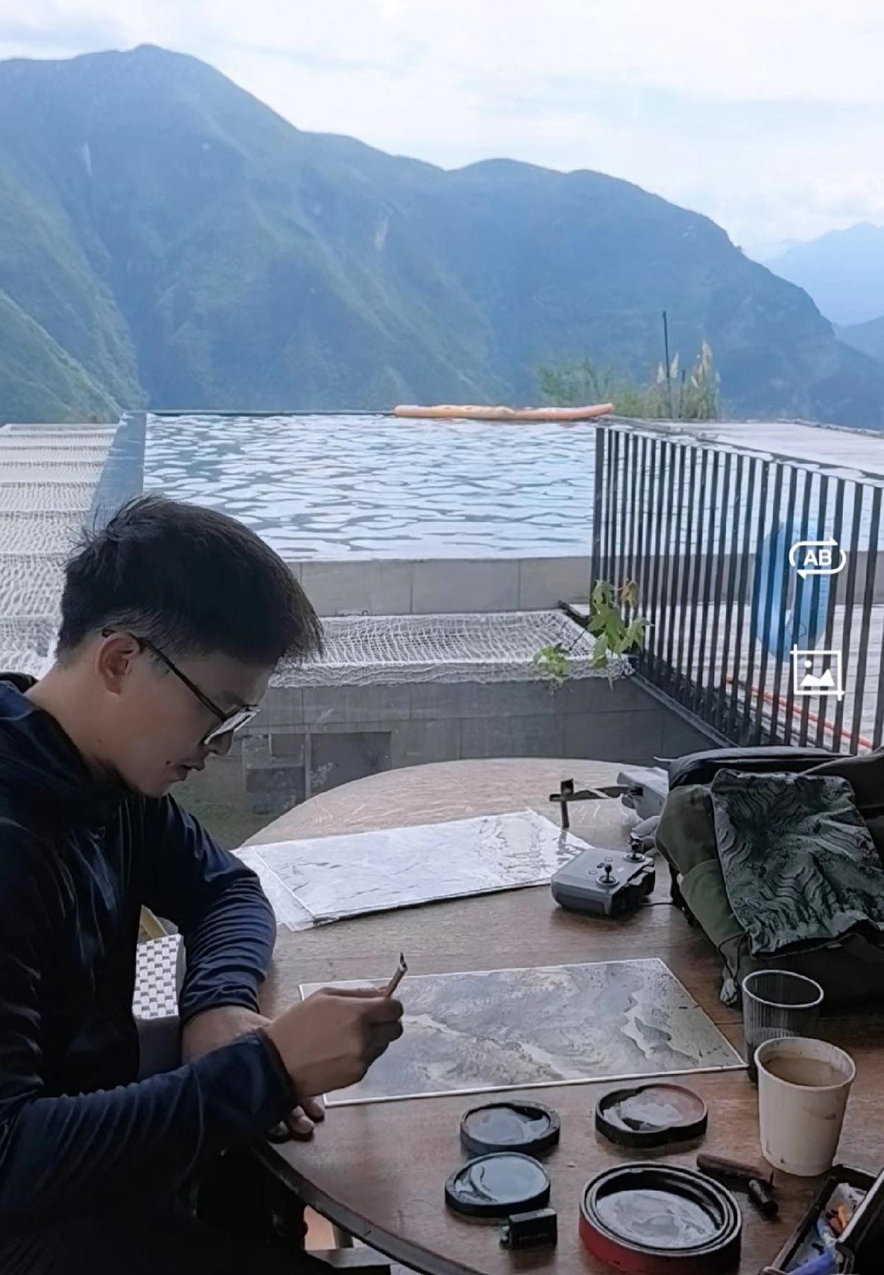 网友在三峡写生，竟然偶遇童年女神林青霞！当时该网友正专注于眼前的山水，想把