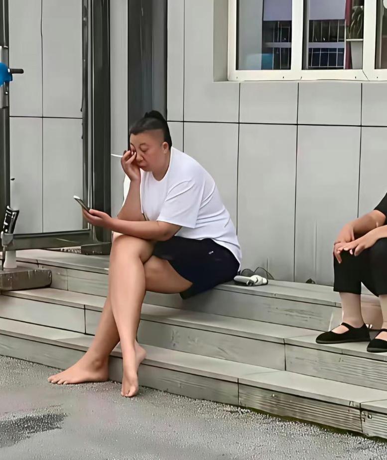 “比男人还男人！”东北雨姐街头近照曝光，一身朴素穿搭，利落短寸发型，骑着电动车穿