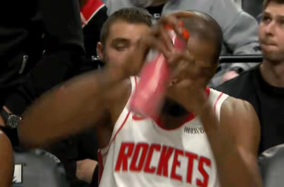 千年老二！杜兰特一点远不如詹姆斯！昨天火箭惜败森林狼一战，第四节暂停期间，球队