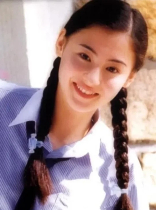 2003年，陈小春张柏芝两人同游曼谷，游泳池旁，张柏芝一身红色比基尼，娇嗔地看着
