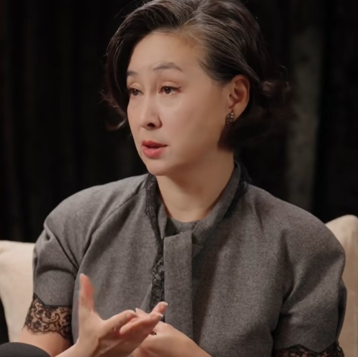 章泽天采访没有一个菜入味微表情看奶茶是嫉妒何超琼嫉妒疯了。首先这次真不能全部