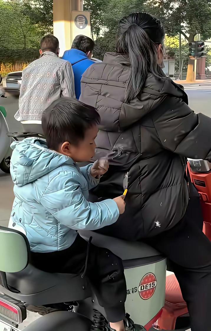 这男孩长大绝对是人才！