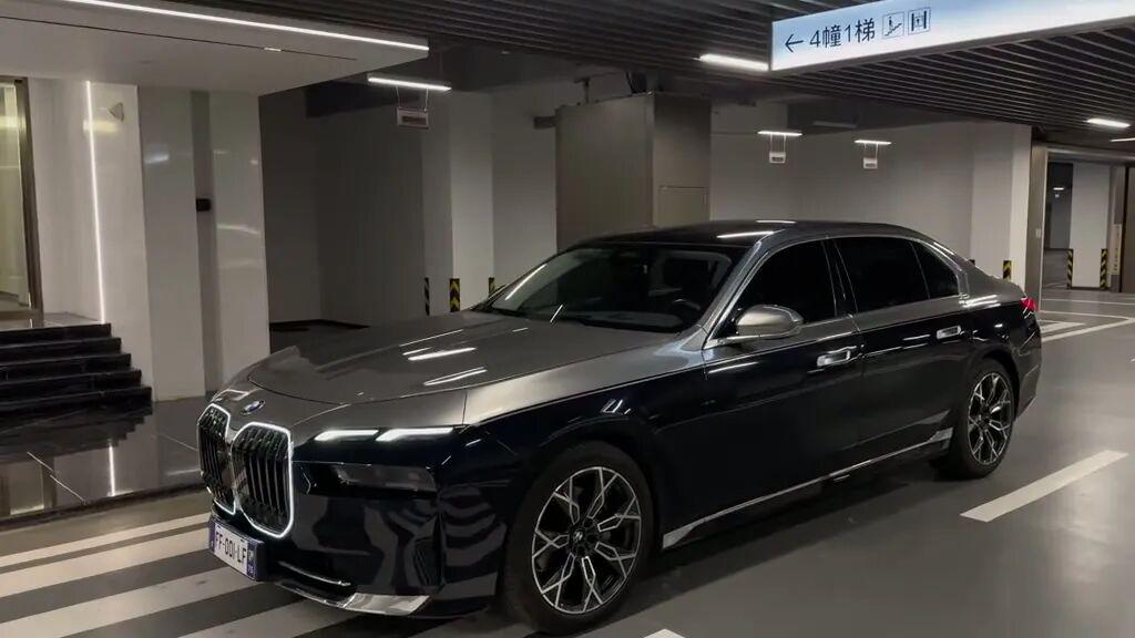 宝马7系把双肾格栅点亮后，低调反而成了最不重要的事一台大型豪华轿车，是否还需