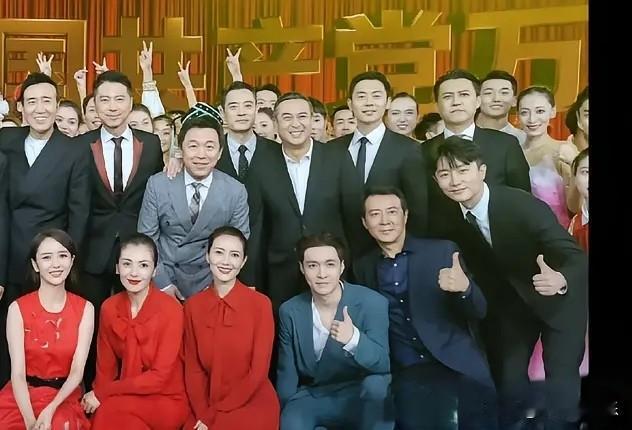 一张演员的集体大合照，张嘉译和于和伟笑的真开心，左下角的三个美女，一个比一个靓，