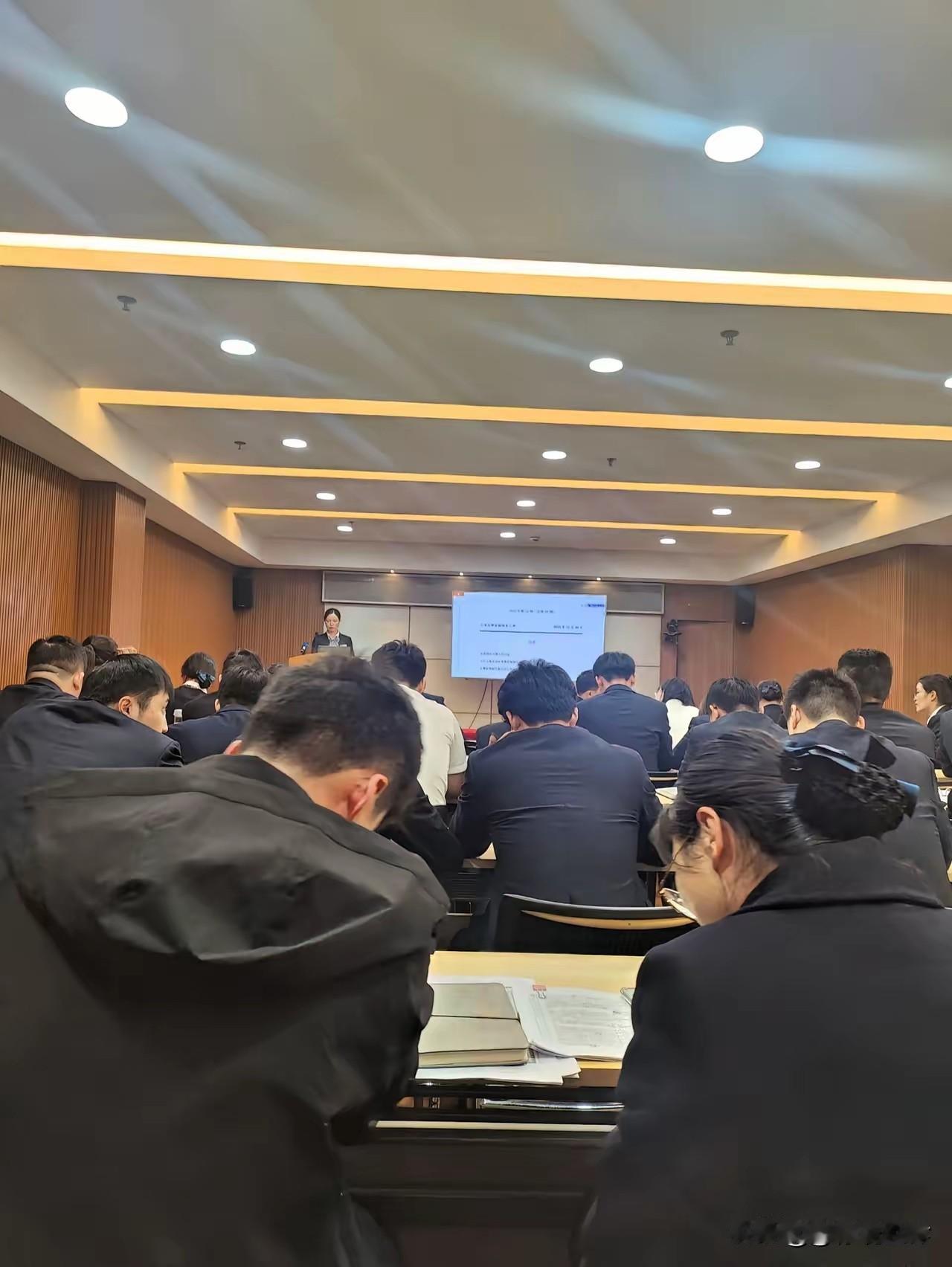 有道理！为什么单位一复工领导马上要开会？因为假期十天里他们憋坏了！在家里他可