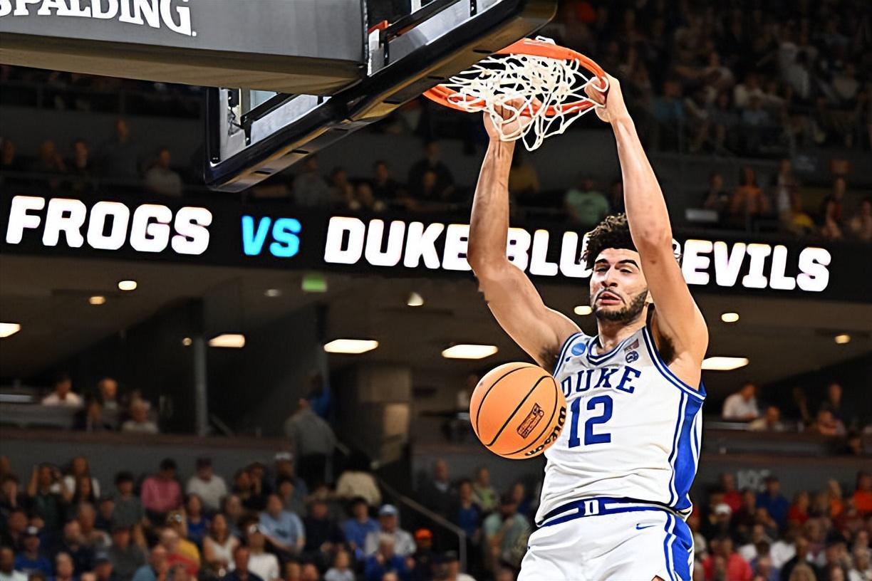 杜克大学官方社交媒体账号宣布，球队的大一锋线球星卡梅伦-布泽尔（Cameron