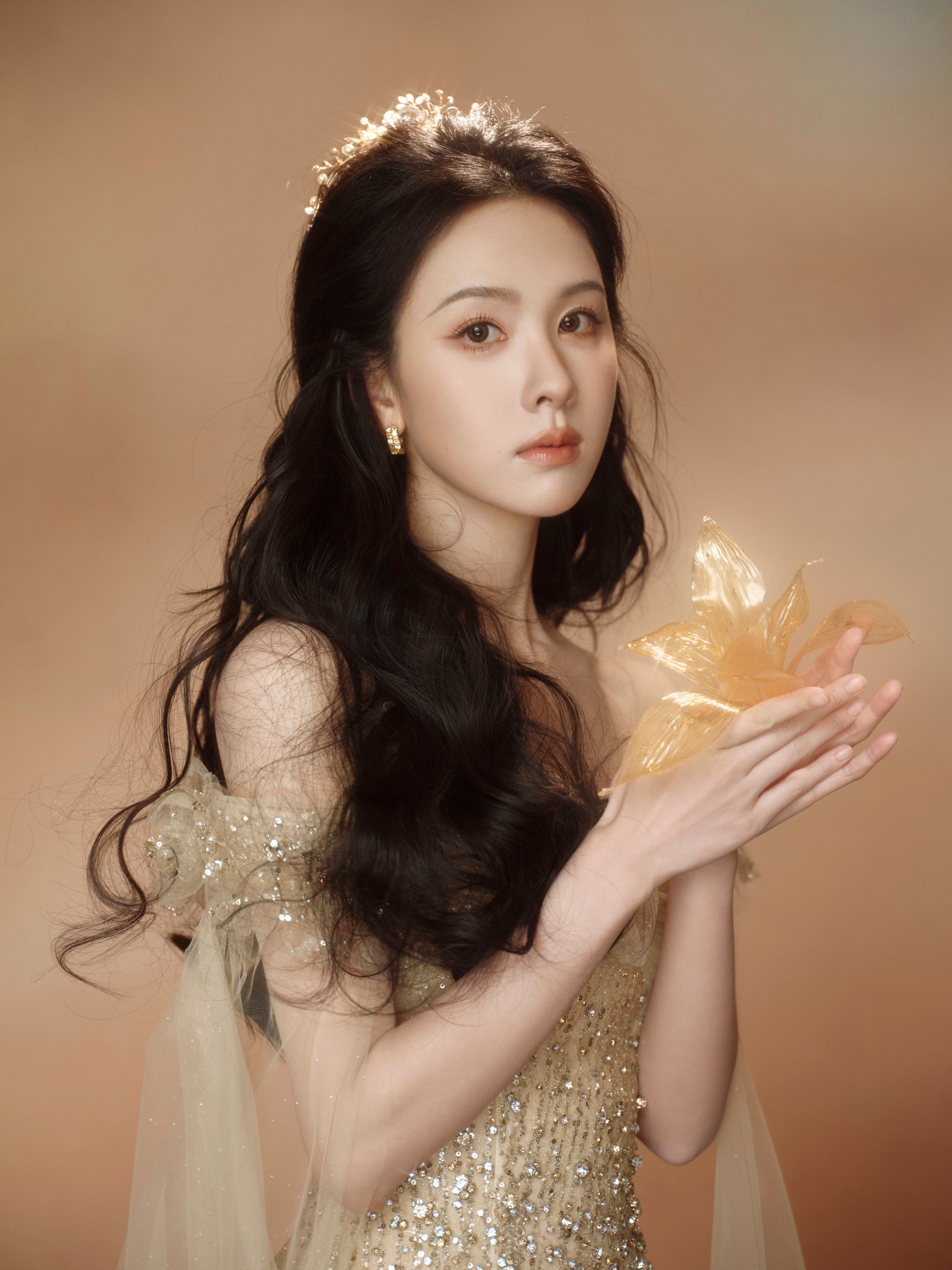 陈都灵鎏金裙裾裁月华，薄纱如翼曳烟霞。发梢缀星芒，眉眼藏清辉，每一寸裙摆漾开的
