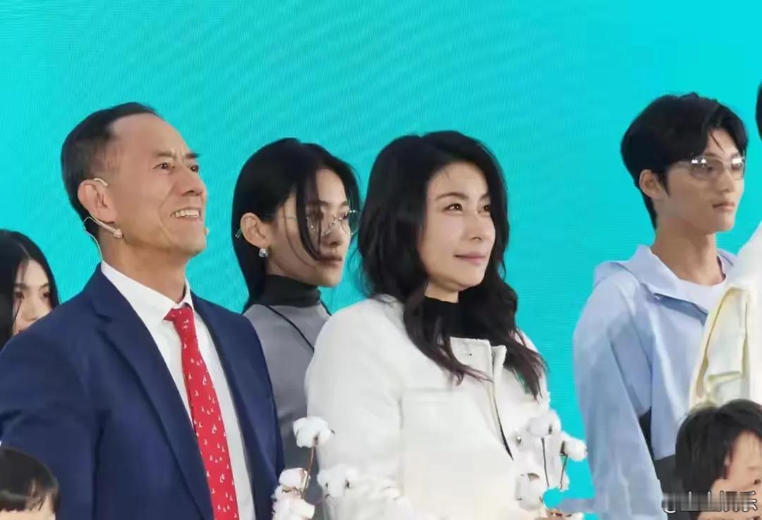 郭晶晶现身北京，以一身简约小香风套装亮相，尽显低调优雅。她素颜出镜，亲和力十足，