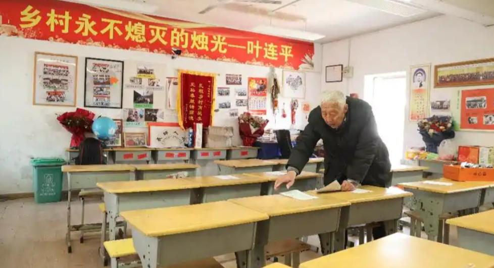 2023年的一天，95岁的叶连平接到一个奇怪的电话：“叶老师，您还活着啊？”叶连
