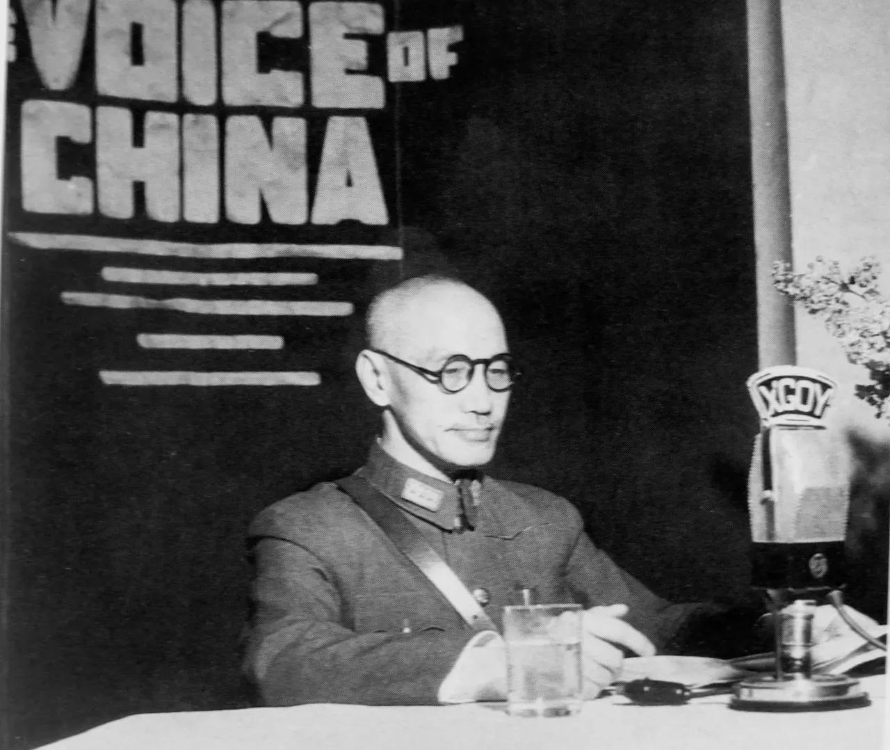 这是1945年，蒋介石在“中国之声”国际广播电台演播室发表讲话。看到他的“做作”