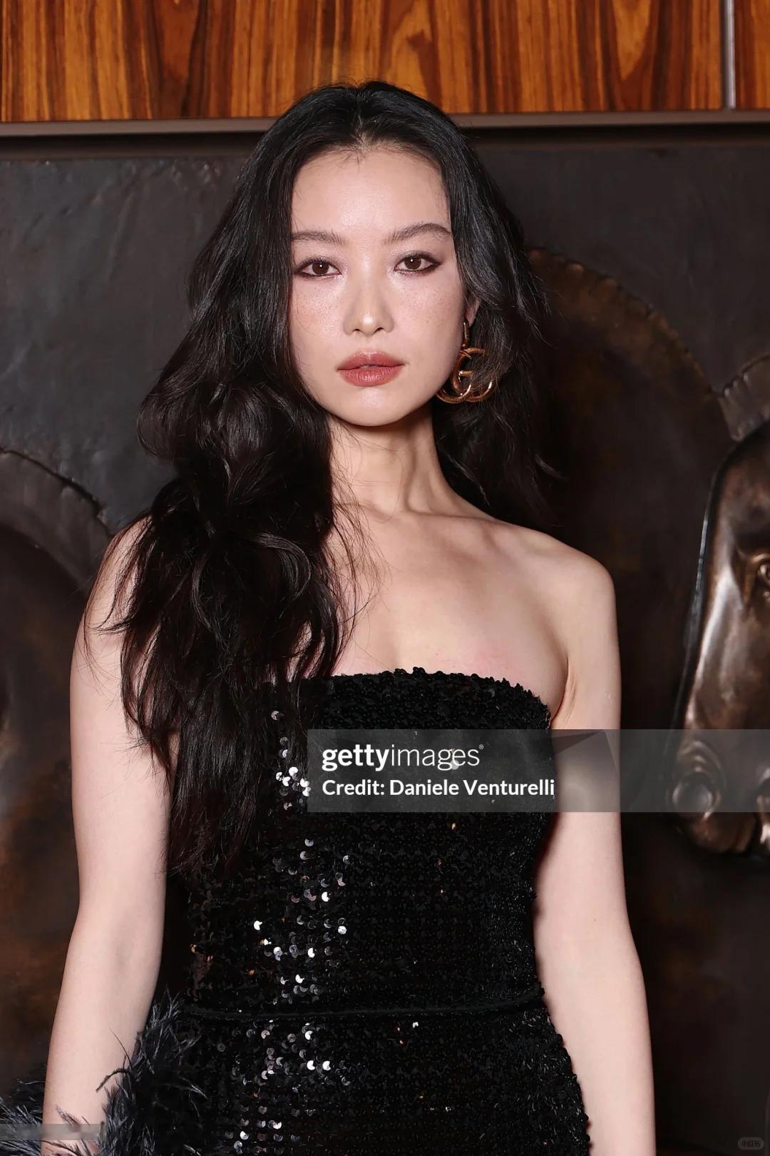 倪妮GUCCI看秀生图，表现力依然很强，但是眼妆画的不好，显得人很疲惫。​​​