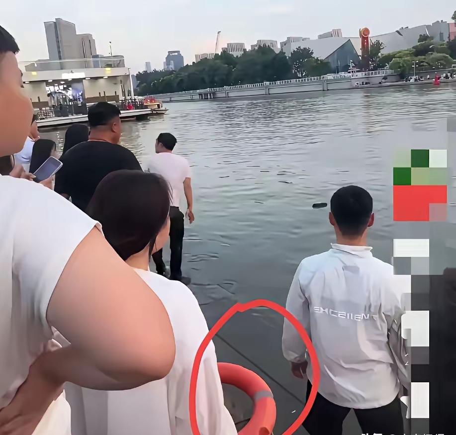 天津之眼游客溺水事故，有一个令人感觉特别不可思议的事情，就是有人拿来了救生圈为何
