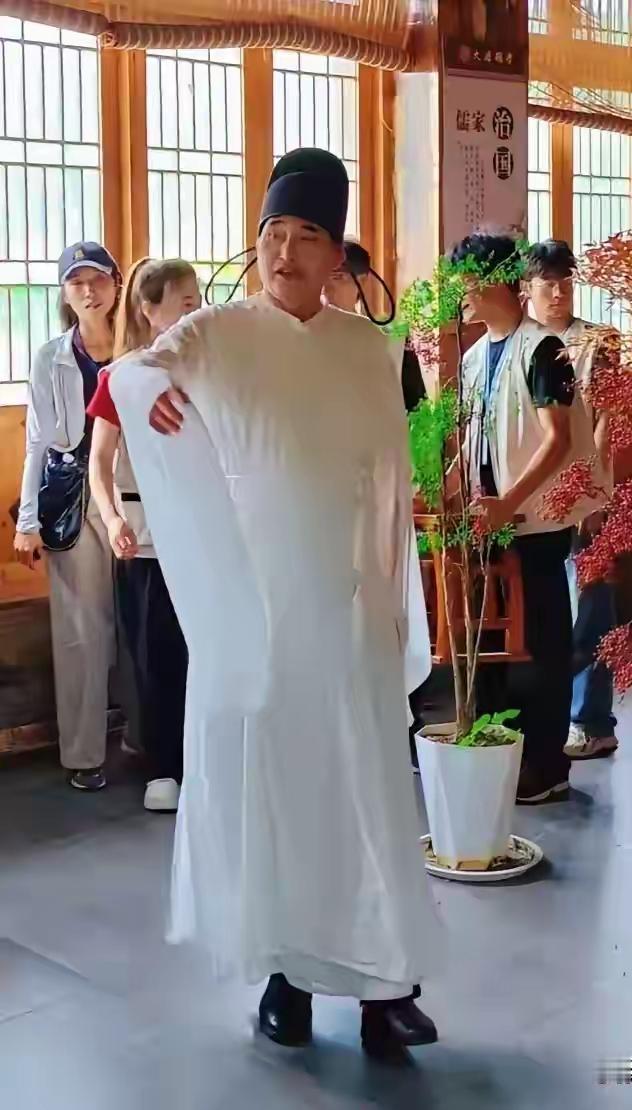 大衣哥商演不断，这不古代诗仙的形象又扮上了。
