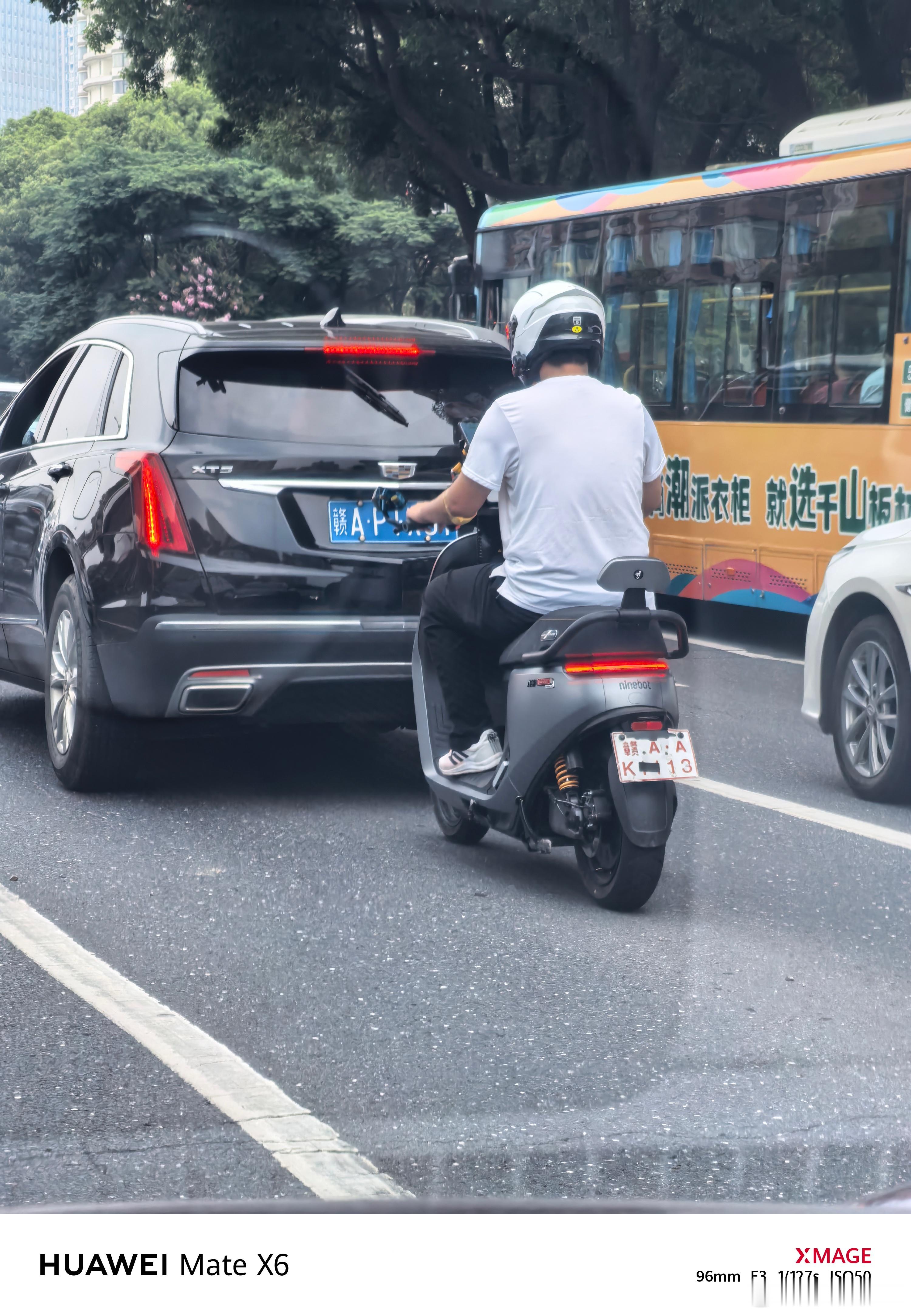 你能想象这台小电驴，在机动车道穿行小汽车吗？虽然戴了头盔，但是我还是觉得太危险，