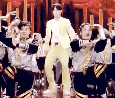 春晚不再是圆梦的地方随着自媒体产业的蓬勃发展，艺人靠上春晚一夜成名已成过去时