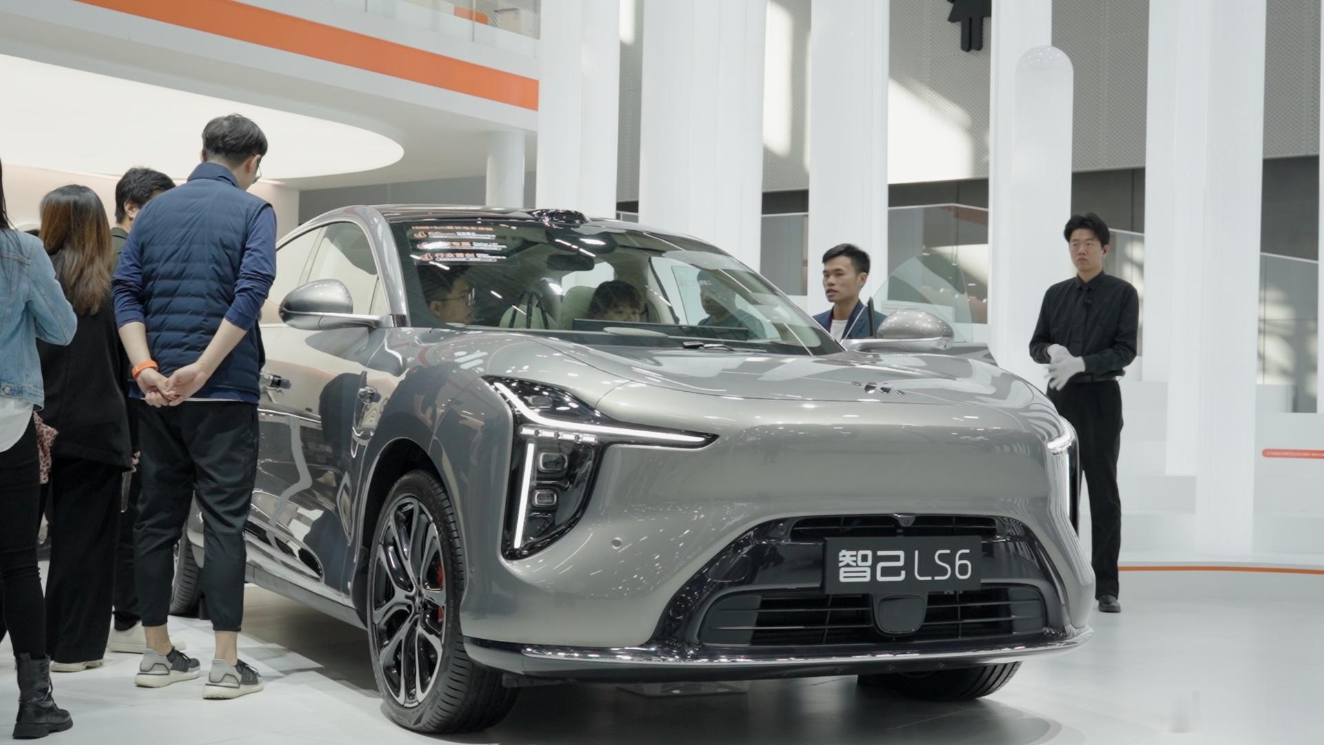 智己展台两款车型智己LS6和智己LS9！LS666kWh大电池版本上市后直接卖