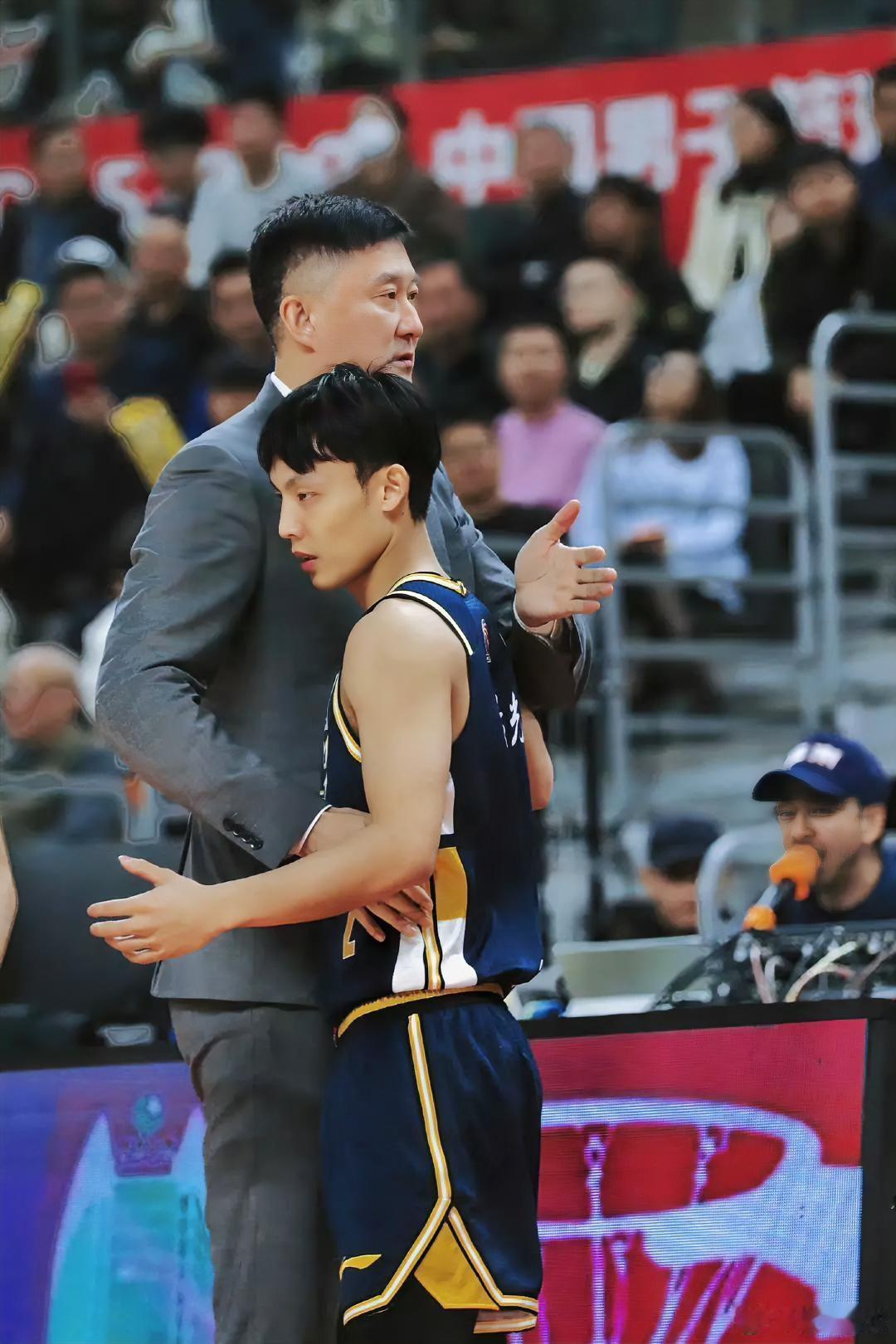 四连胜！广东89-80险胜青岛，这三位球员是赢球真功臣！1. 奎因，堪称广东