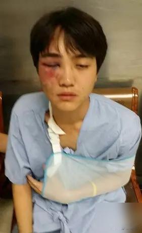 少林寺6年苦功，抵不过街头一句“我是刘德华”。王宝强在咖啡馆见义勇为，反被几