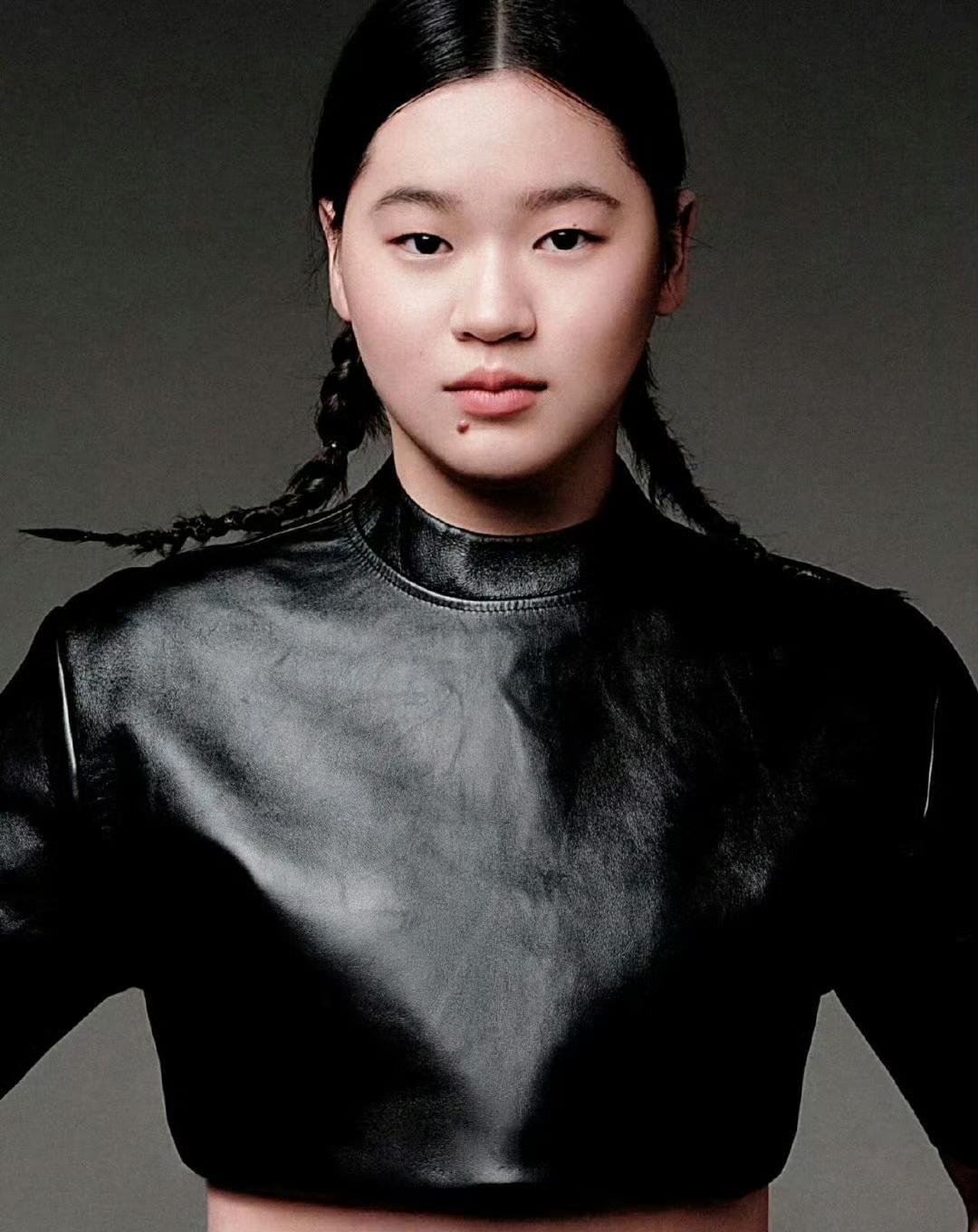 全红婵登上《人物》杂志年度面孔。王者霸气，完美诠释天生王者的真我本色！全红婵在