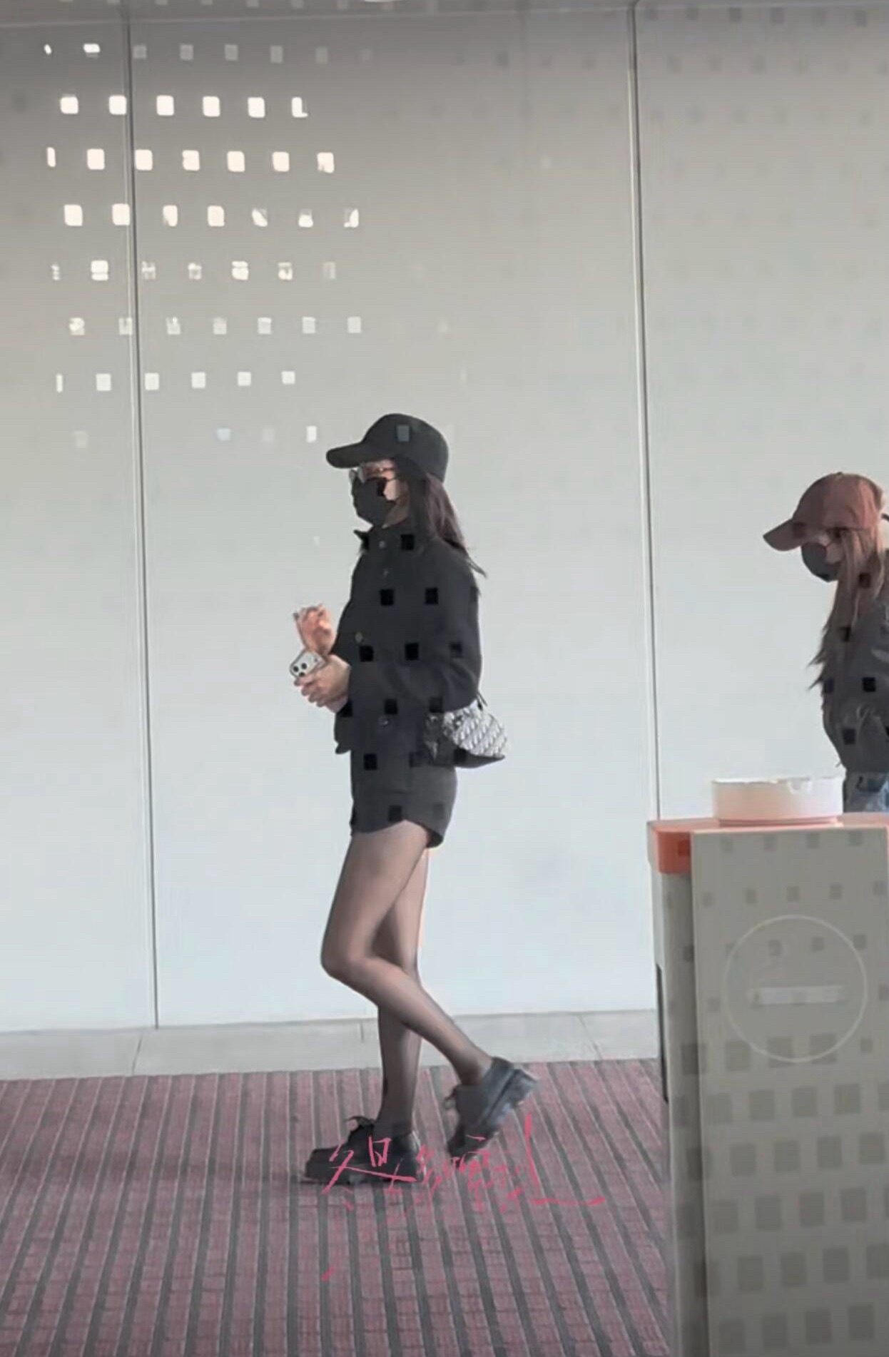 巴粉吃的可真好黑丝大长腿，羡慕了晚上再来一波冰淇淋，冰火两重天！